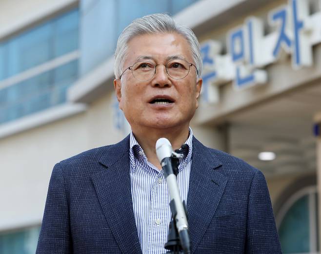 문재인 전 대통령이 제21대 대통령선거 사전투표 첫날인 지난 29일 오전 경남 양산시 하북면주민자치센터에 마련된 하북면 사전투표소에서 투표를 마친 뒤 취재진 질문에 답하고 있다. /뉴스1