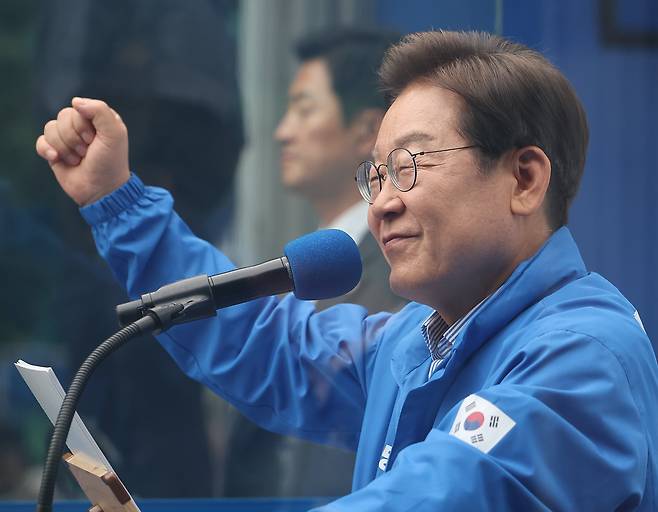 더불어민주당 이재명 대선 후보가 선거를 하루 앞둔 2일 경기 성남 분당 야탑광장에서 시민들에게 지지를 호소하고 있다. 2025.6.2 /연합뉴스