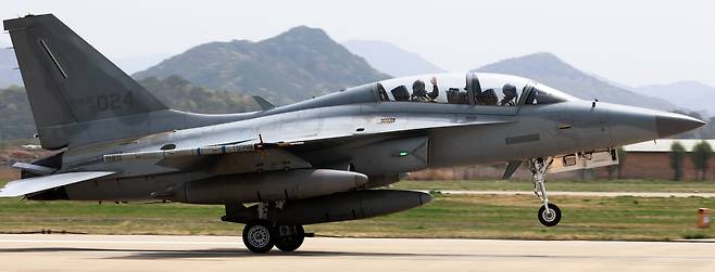 광주광역시 광산구 제1전투비행단에서 한국 공군 조종사들이 FA-50 전투기로 항공훈련을 마치고 착륙하고 있다. /연합뉴스