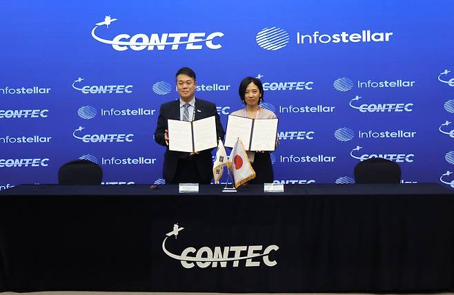 컨텍은 지난 3일 일본의 위성 지상국 운영 플랫폼 기업 인포스텔라와 MOU를 맺었다. 이성희(왼쪽) 컨텍 회장과 나오미 쿠라하라(Naomi Kurahara) 인포스텔라 CEO./컨텍