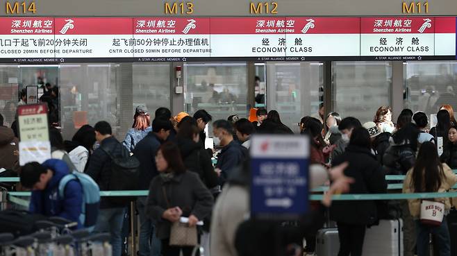 지난 2월 인천국제공항 제1여객터미널 출국장 중국행 항공편 카운터에 여행객들이 출국 수속을 밟고 있다. /뉴스1