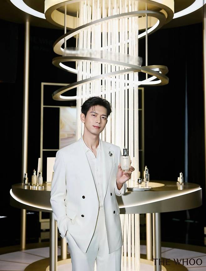 지난달 29일 중국 상해에서 더후 천기단 신제품의 글로벌 출시 행사를 진행한 LG생활건강. 사진은 천기단 글로벌 엠배서더인 중국 배우 리시엔. /LG생활건강 제공