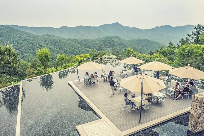 뮤지엄산의 야외 카페