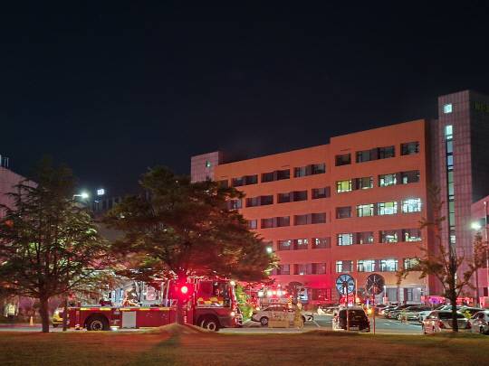 4일 오후 9시 52분쯤 대전시 유성구 한국과학기술원에서 불이나 소방당국이 진화작업을 벌이고 있다. 독자 제공