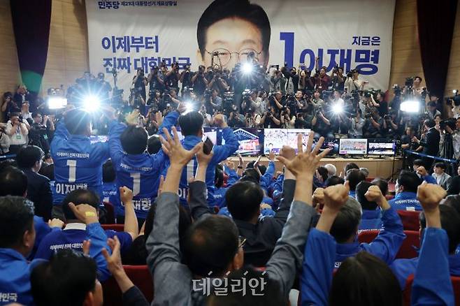 이재명 더불어민주당 대선후보의 선거상황실이 차려진 국회의원회관 대회의실에서 출구조사 결과가 이 후보의 우위로 나타나자 당직자들이 환호하고 있다.ⓒ뉴시스