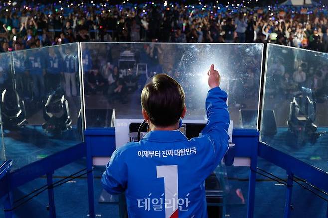 이재명 더불어민주당 대선후보가 2일 오후 서울 영등포구 여의도공원 문화의마당에서 열린 집중유세에서 지지를 호소하고 있다. ⓒ뉴시스