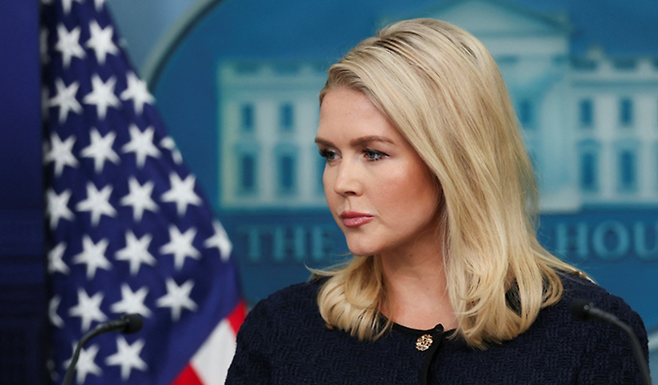 캐롤라인 레빗 미국 백악관 대변인이 3일(현지시간) 정례 브리핑을 진행하고 있다. ⓒAP/연합뉴스