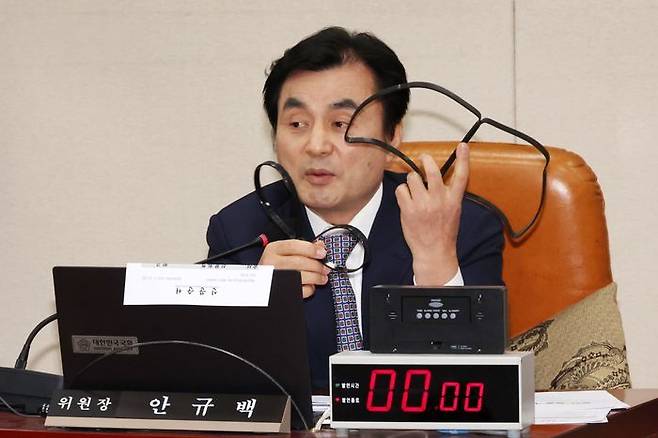 지난 2월 21일 오전 서울 여의도 국회에서 열린 윤석열 정부의 비상계엄 선포를 통한 내란 혐의 진상규명 국정조사 특별위원회 4차 청문회에서 안규백 의원이 박선원 더불어민주당 의원이 전달한 케이블타이를 들어 보이며 발언하고 있다. ⓒ뉴시스