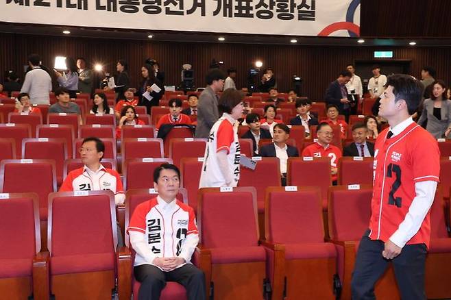 김용태 비상대책위원장이 3일 서울 여의도 국회 도서관에 마련된 국민의힘 개표 상황실에서 제21대 대통령 선거 방송3사 출구조사 결과를 지켜보다 자리를 떠나고 있다. ⓒ데일리안 방규현 기자