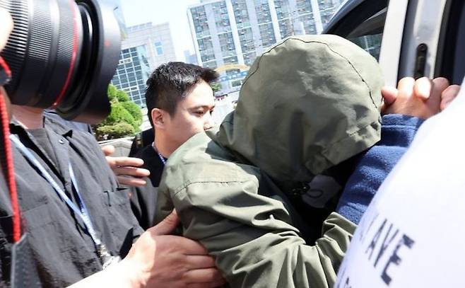 승용차를 몰고 바다로 돌진해 처자식을 살해한 혐의를 받는 지모(49)씨가 4일 광주지방법원에서 열리는 구속 전 피의자 심문(영장실질심사)에 출석하기 위해 호송차에 오르고 있다. ⓒ연합뉴스