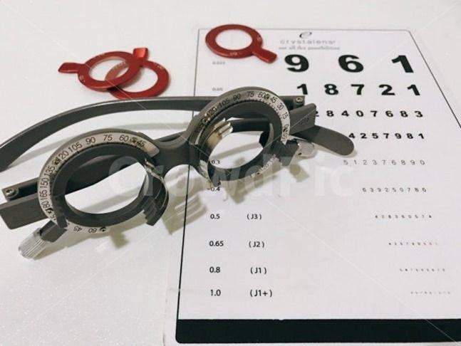 시력검사하는 안경과 시력표 ⓒ