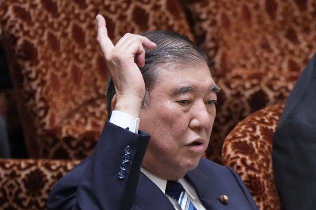 지난 2일 도쿄 의회에서 열린 참의원 예산위원회 회의에서 이시바 시게루 일본 총리가 손을 들면서 질의에 답하고 있다. ⓒ AP/연합뉴스