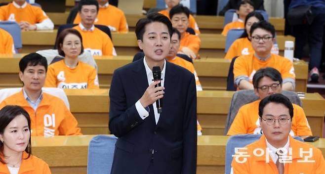 개혁신당 이준석 대선 후보가 3일 국회에 마련된 당 개표상황실을 찾아 소감을 밝히고 있다. 장승윤 기자 tomato99@donga.com