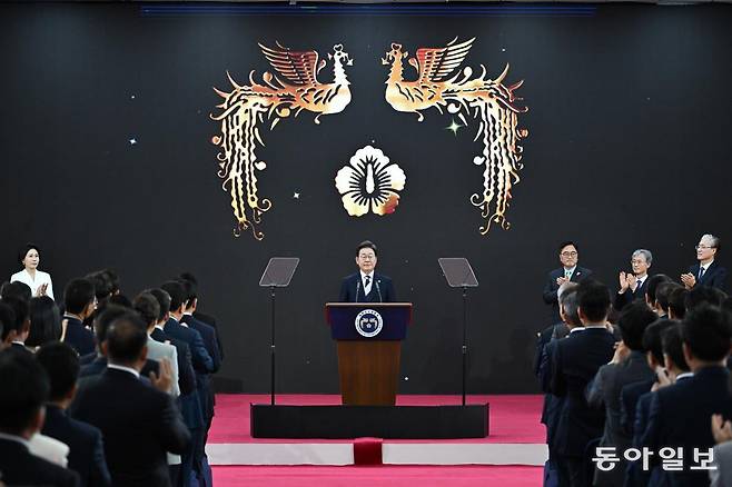 이재명 대통령이 4일 서울 여의도 국회 의사당 중앙홀(로텐더홀)에서 제21대 대통령 취임선서를 하고 있다. 이훈구 기자 ufo@donga.com