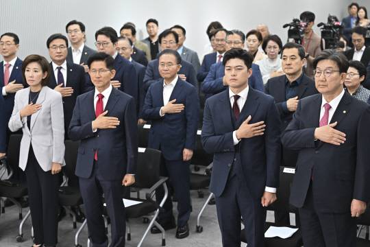 김문수 전 국민의힘 대선 후보와 의원들이 4일 중앙당사에서 열린 제21대 대통령 선거 중앙선거대책위원회 해단식에서 국민의례 하고 있다. [공동취재]