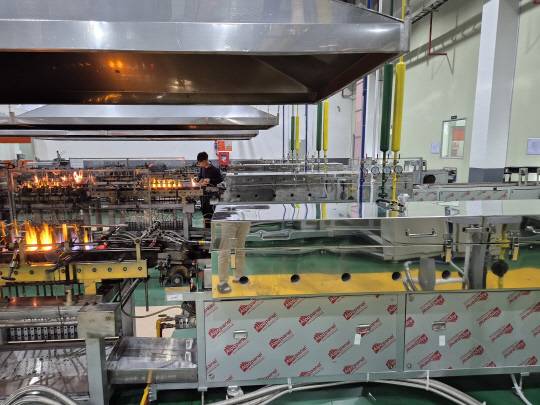 베트남 타이빈의 휴엠앤씨 비나 공장에서 현지 직원이 제품 생산 작업을 하고 있다. 휴엠앤씨 제공.