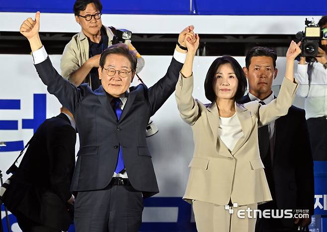 제21대 대통령 선거 당선이 확실시 된 이재명 더불어민주당 후보가 4일 새벽 서울 여의도 의사당대로에서 열린 국민 개표방송 행사에서 지지자들을 향해 인사하고 있다. 김민수기자 mskim@etnews.com