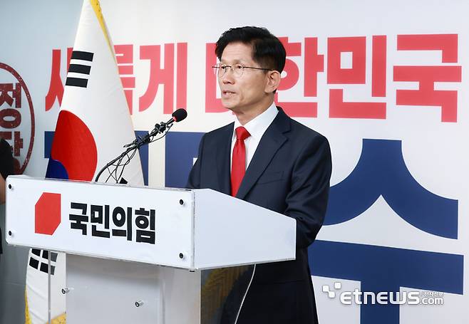 김문수 국민의힘 대선 후보가 4일 서울 여의도 당사에서 대선 승복 기자회견을 하고 있다. 이동근기자 foto@etnews.com