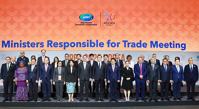 지난달 15일 제주국제컨벤션센터에서 열린 APEC 2025 통상장관회의 개회식에서 정인교 산업통상자원부 통상교섭본부장이 제이미슨 그리어 미국 무역대표부(USTR) 대표, 리청강 중국 상무부 국제무역담판대표 겸 부부장 등 참석자들과 기념촬영하고 있다. (사진=산업통상자원부)
