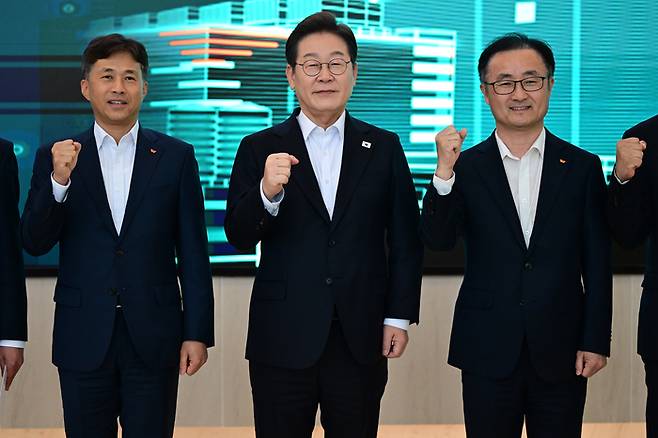 이재명 더불어민주당 대선 후보와 곽노정 SK하이닉스 대표이사 사장(왼쪽), 송현종 SK하이닉스 코퍼레이트 사장(오른쪽)이 지난 4월 28일 경기도 이천시 SK하이닉스 이천캠퍼스에서 'K-반도체' AI메모리반도체 기업 간담회에 앞서 기념촬영을 하고 있다. (사진=연합뉴스)