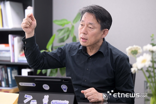 김경덕 한국지능형사물인터넷협회(AIoT) 회장이 전자신문과 인터뷰를 하고 있다. 김민수 mskim@etnews.com