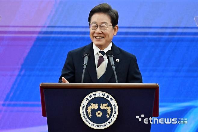 이재명 대통령이 4일 서울 여의도 국회 로텐더홀에서 열린 제21대 대통령 취임 선서 행사에서 국민께 드리는 말씀을 발표하고 있다. 이동근기자 foto@etnews.com