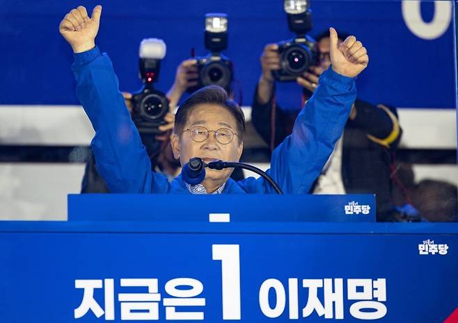 이재명 더불어민주당 대통령 후보가 제21대 대통령선거를 하루 앞둔 2일 오후 서울 영등포구 여의도공원에서 열린 마지막 유세에서 시민들에게 지지를 호소하고 있다./사진=뉴스1