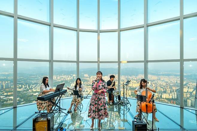 롯데월드타워 전망대 서울스카이에서 펼쳐지는 '오픈스테이지 in 서울스카이'. 롯데월드 제공