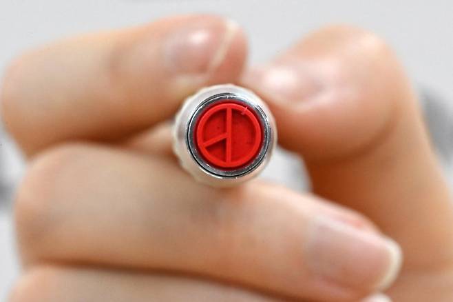 제21대 대통령 선거 본투표를 하루 앞둔 2일 서울 용산구 청파로 청파도서관·청파동자치회관 별관 대강당에 마련된 청파동 제1투표소에서 관계자가 기표용구를 들어 보이고 있다. 사진=뉴스1