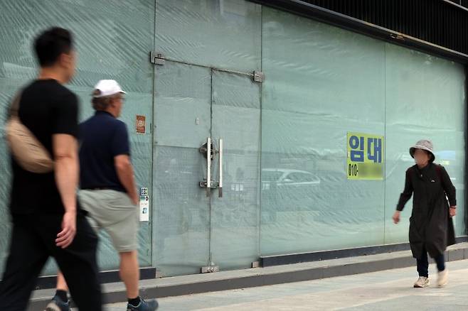 올해 문을 닫는 자영업자 수가 100만을 넘을 것이란 전망이 나온 지난달 23일 서울 종로구의 한 건물 입구에 임대 플래카드가 붙어있다. 한국신용데이터(KCB)의 '2025년 1분기 소상공인 동향 리포트'에 따르면 1분기 기준 개인사업자 대출을 보유한 사업장은 총 361만 9000개로 집계된 가운데 이 중 13.8%에 달하는 업장이 폐업 상태인 것으로 나타났다. /사진=뉴스1