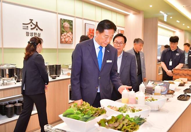전남 장성군이 오는 5일부터 장성로컬푸드 첨단직매장(광주광역시 북구 삼소로 2) 2층에 농가레스토랑 '장성한상'을 운영할 예정인 가운데 김한종 장성군수가 4일 시식행사에 참석해 음식 등을 살펴보고 있다. 장성군 제공