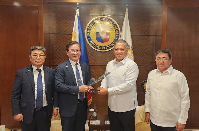 강구영 KAI 사장(왼쪽)과 미손 획득 필리핀 차관이 지난 3일 A-50 추가 12대 수출 계약을 체결한 뒤 기념촬영을 하고 있다. KAI 제공