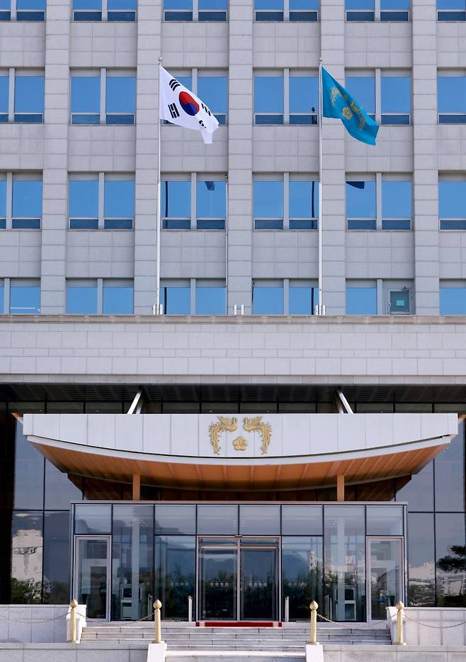 다시 휘날리는 대통령실 봉황기 제21대 이재명 대통령 임기가 시작된 4일 서울 용산 대통령실 청사에 봉황기가 게양돼 있다. 지난 4월 4일 헌법재판소의 윤석열 전 대통령 파면 결정 뒤 봉황기가 내려진 지 정확히 두달 만이다. 연합뉴스