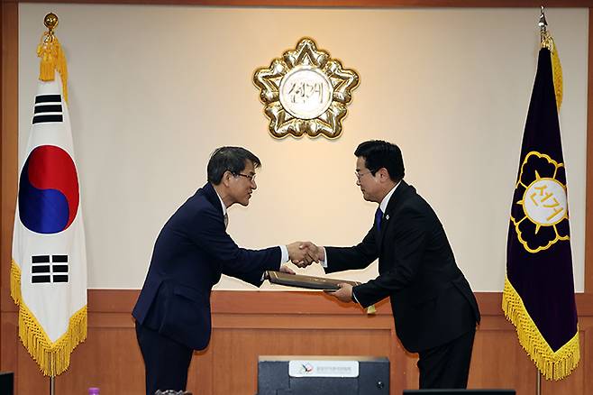 노태악 중앙선거관리위원장(왼쪽)이 4일 오전 경기 과천시 중앙선관위에서 박찬대 더불어민주당 원내대표에게 이재명 대통령 당선증을 수여하고 있다. 2025.6.4 (ⓒ뉴스1, 무단 전재-재배포 금지)