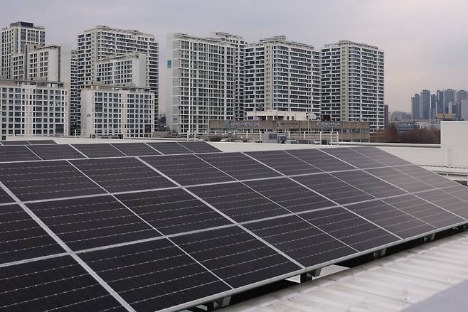 국토교통부는 올해 공공건축물 261동에 대해 그린리모델링을 지원한다고 4일 밝혔다. 사진은 기사와 직접 관련이 없으며 서울 가락시장 옥상에 설치된 태양광 패널.(사진=저작권자(c) 연합뉴스, 무단 전재-재배포 금지)