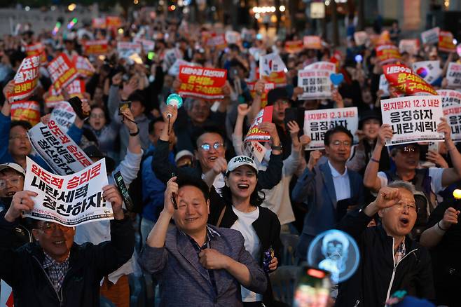 제21대 대통령 선거날인 3일 저녁 서울 중구 청계광장에서 개표방송을 보던 시민들이 출구조사 발표를 보며 기뻐하고 있다. 김혜윤 기자 unique@hani.co.kr