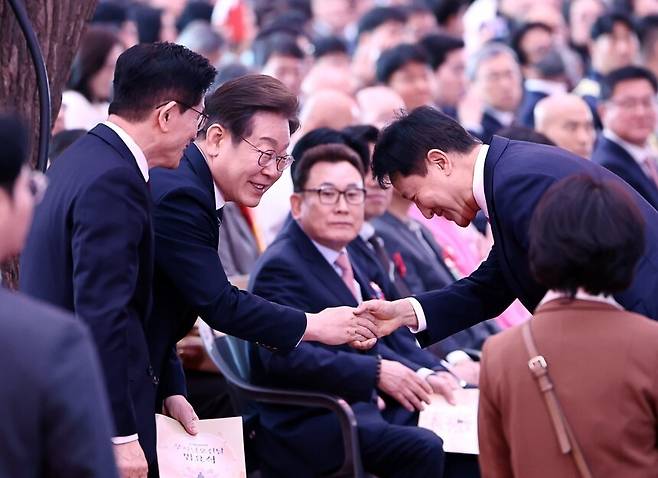 지난 5월 이재명 더불어민주당 대선 후보와 오세훈 서울시장이 서울 종로구 조계사에서 열린 불기 2569년 부처님오신날 봉축법요식에서 악수하고 있다. 연합뉴스