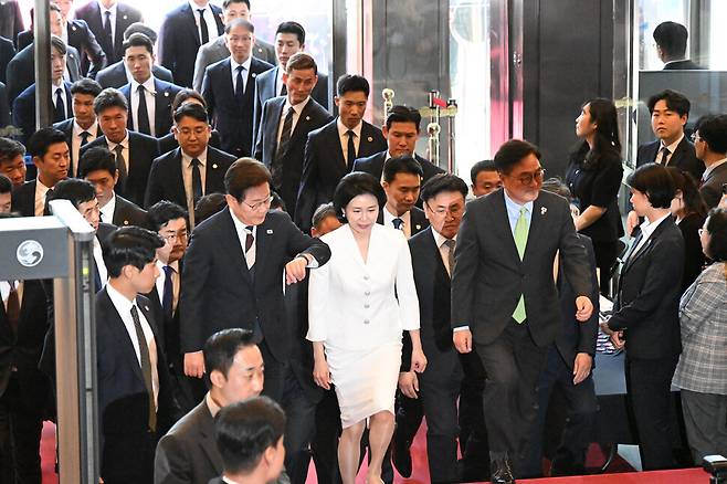 이재명 대통령과 김혜경 여사가 4일 오전 서울 여의도 국회 로텐더홀로 향하고 있다. 국회사진기자단
