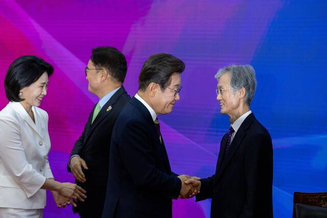 이재명 대통령 내외가 4일 서울 여의도 국회에서 열린 제21대 대통령 취임선서식에서 우원식 국회의장, 조희대 대법원장(오른쪽)과 인사하고 있다. 국회사진기자단