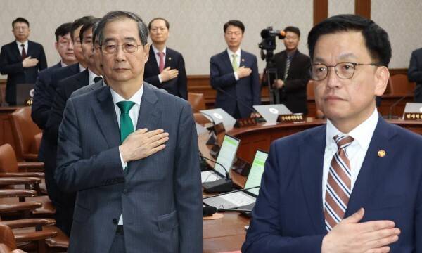 한덕수 대통령 권한대행 국무총리가 지난 4월18일 서울 종로구 정부서울청사에서 추가경정예산(추경)안 심의를 위한 임시국무회의를 시작하기 전 국민의례를 하고 있다. 대통령실사진기자단