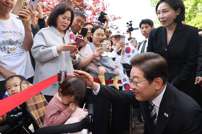 이재명 대통령이 4일 오전 인천 계양구 자택 앞에서 주민들과 인사하고 있다. 대통령실사진기자단