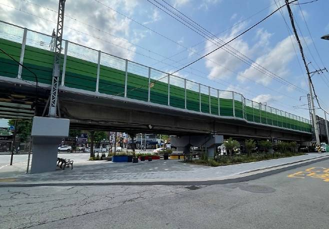 도봉동 국철 고가 아래 보도블록이 신설된 모습. 도봉구 제공