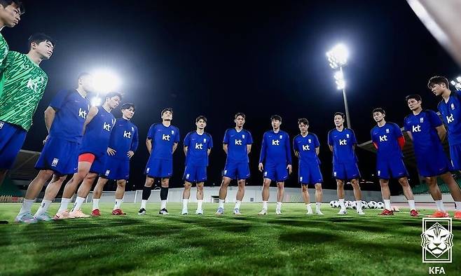 한국 남자 축구대표팀 선수들이 3일 밤(현지시각) 이라크 바스라 알 파이하 스타다움에서 열린 훈련에서 홍명보 감독의 말을 듣고 있다. 대한축구협회 제공