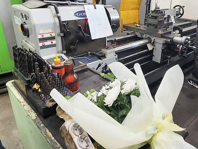 충남 태안군 태안화력발전소에서 작업 도중 숨진 한전 KPS 하청업체 소속 비정규직 노동자 김충현(50) 씨의 작업 현장에 3일 국화꽃이 놓여있다. 동료들은 김씨가 평소 바닥에 작은 못도 없을 만큼 꼼꼼히 청소하고 정리정돈하는 성격이었다고 입을 모았다. 연합뉴스