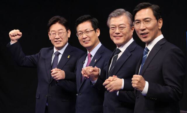 2017년 더불어민주당 대선 경선 후보들. 왼쪽부터 이재명 성남시장, 최성 고양시장, 문재인 전 더불어민주당 대표, 안희정 충남도지사. 공동사진취재단