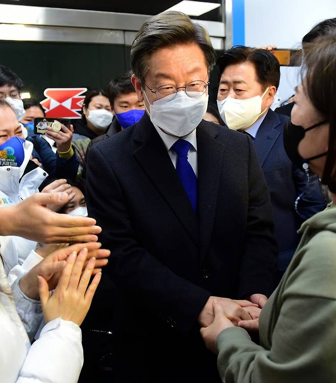 2022년 제20대 대선에서 석패한 당시 이재명 더불어민주당 대선 후보(가운데)가 2022년 3월10일 새벽 패배가 확실시되자 서울 여의도동 중앙당사에 나와 기자회견을 하기에 앞서 지지자들과 인사를 나누고 있다. 연합뉴스