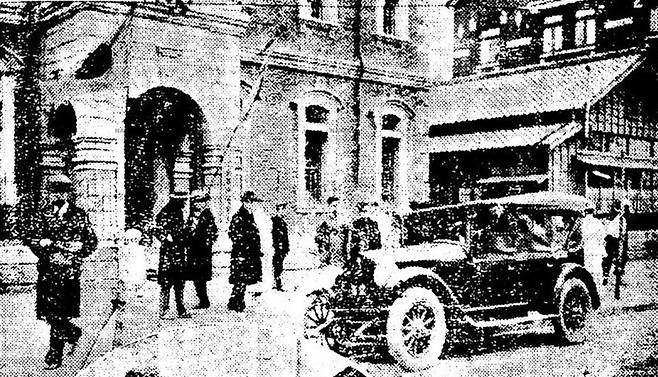 1928년 2월 공산당 검거 사건 당시 분주한 종로경찰서 정문 앞. 조선일보 1929년 11월1일치(호외)