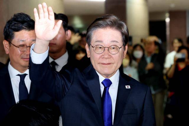 이재명 더불어민주당 대통령 후보가 3일 밤 당선이 확실시된 가운데 인천 계양구 자택을 나서고 있다. 인천=뉴스1