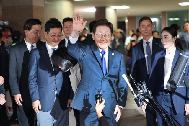 이재명 더불어민주당 대통령 후보가 3일 밤 당선이 확실시된 가운데 인천 계양구 자택을 나서고 있다. 뉴스1