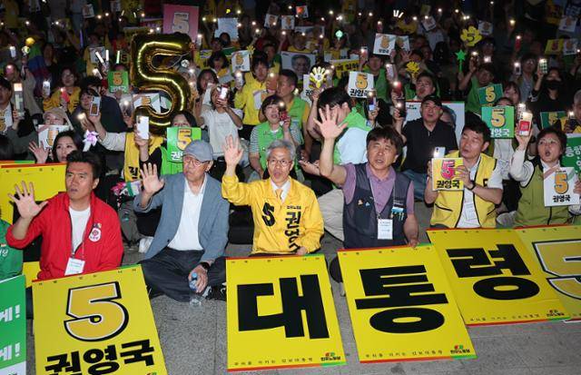 권영국 민주노동당 대통령 후보가 제21대 대통령선거를 하루 앞둔 2일 서울 종로구 보신각 앞에서 열린 마지막 유세에서 지지자들과 함께 구호를 외치고 있다. 뉴스1
